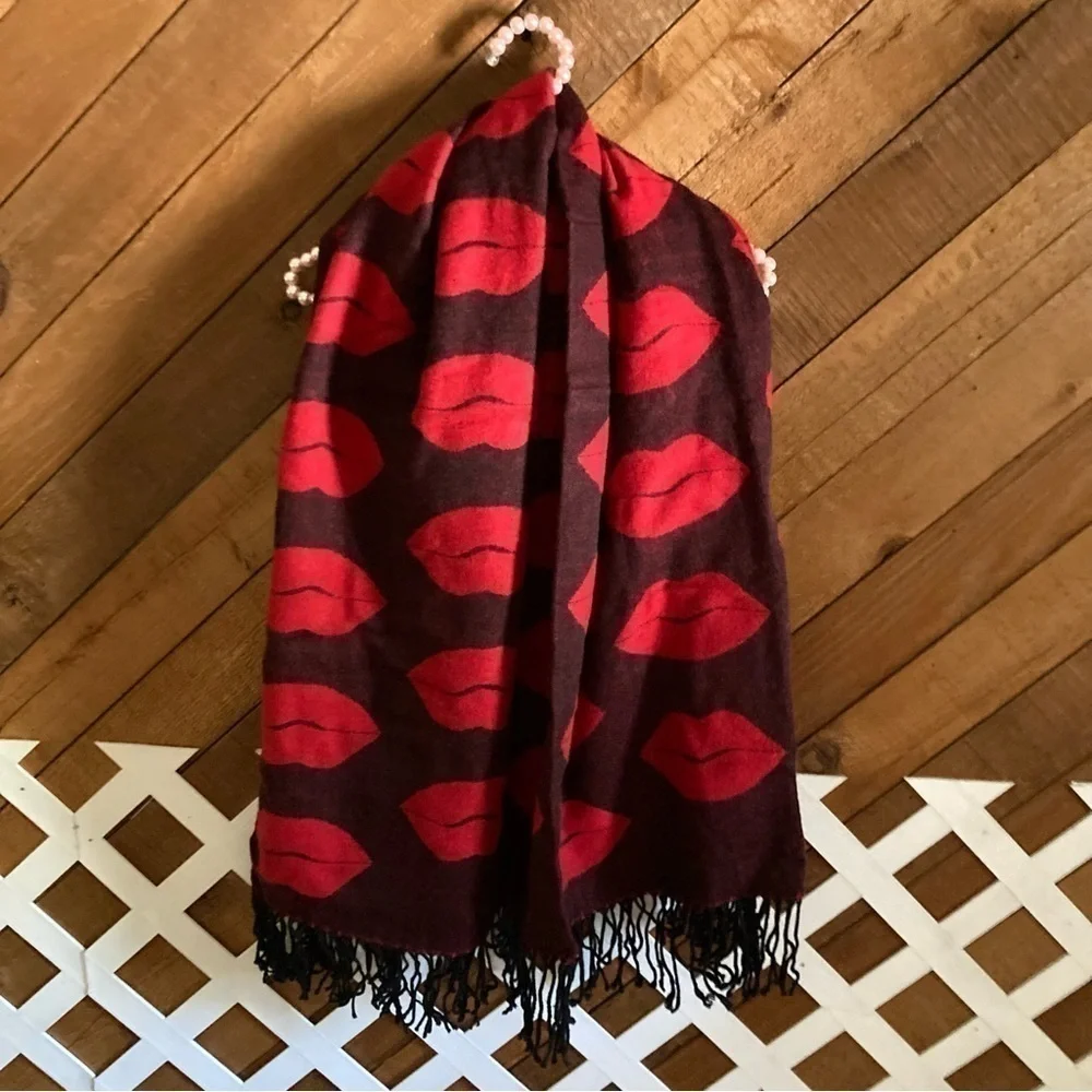 Victoria’s Secret NWT reversible kissy lips throw blanket